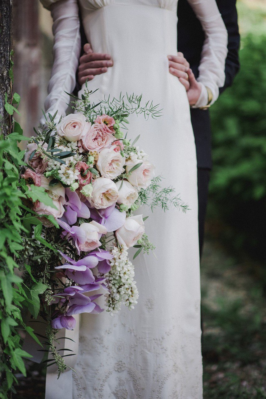 Primer plano del ramo de flores de una novia